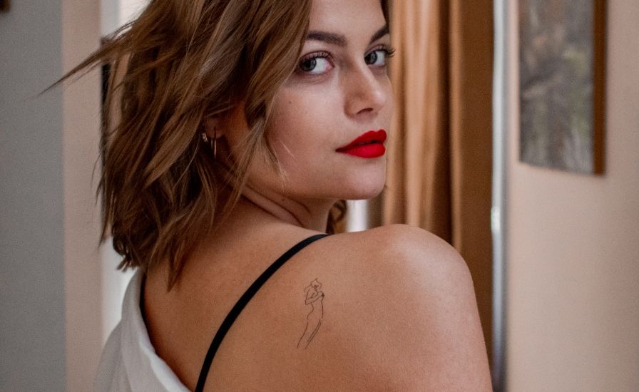 Tatouage temporaire noir silhouette femme de la planche "les lèvres rouges" appliqué sur l'épaule d'une femme